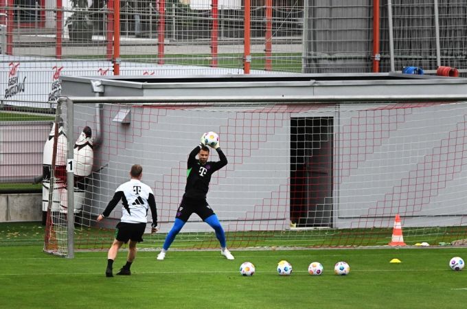 Manuel Neuer versuchte sich bei Bayern München vor der jüngsten OP schon im Training. Manuel Neuer Bayern München