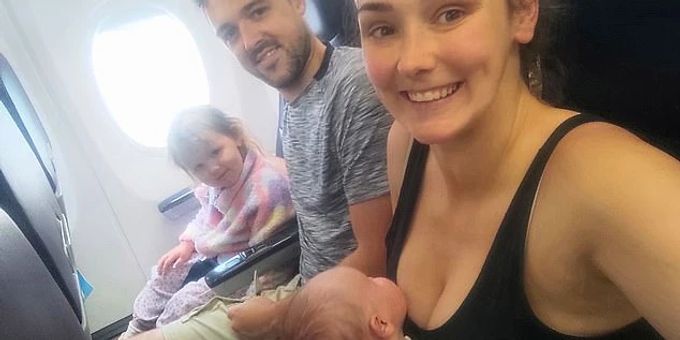 Chelsea mit Ehemann und Kindern auf ihrem Flug von Grossbritannien nach Spanien. Familie