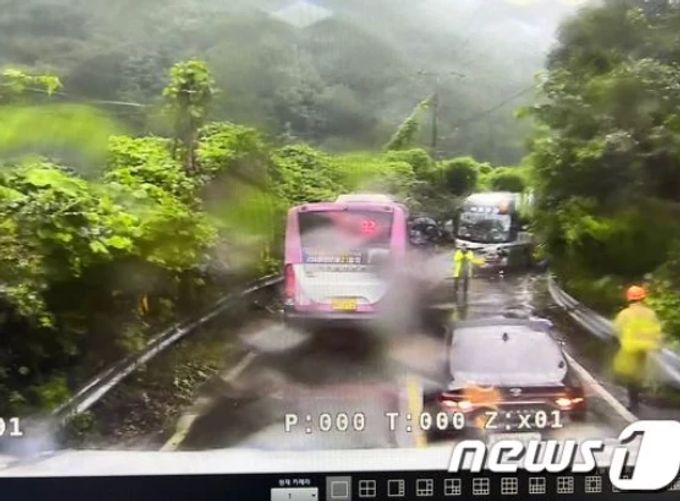 Die Unfallstelle von hinten. Schweizer Pfadi Ortsbus