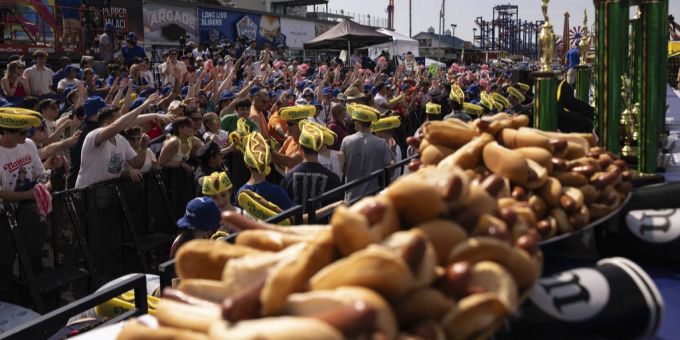 Menschen versammeln sich für den Nathan's Famous Hot-Dog-Wettbewerb am 4. Juli 2023 im Stadtteil Coney Island im New Yorker Stadtteil Brooklyn. Hot-Dog-Wettbewerb