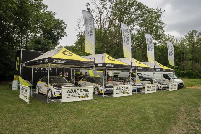 Mit einer spannenden Ladeinfrastruktur können im Fahrerlager alle Rally-Corsa während des Wartungsstopps vollgeladen werden Opel Corsa Rally Electric