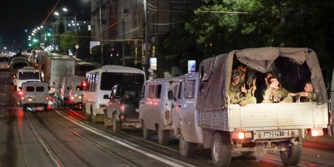 Soldaten der Militärkompanie der Wagner-Gruppe sitzen in ihren Militärfahrzeugen, als sie sich darauf vorbereiten, ein Gelände am Hauptquartier des südlichen Militärbezirks in einer Strasse in Rostow am Don, Russland, zu verlassen. rostow am don