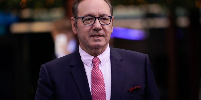 Prozess um Übergriffe - Londoner Gericht spricht Kevin Spacey frei