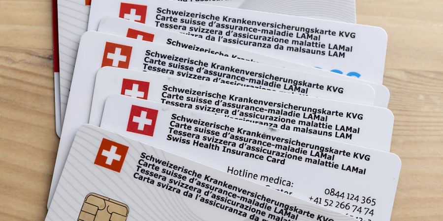 Die Schweizerinnen und Schweizer sind allgemein zufrieden mit ihren Krankenkassen. Laut einer am Donnerstag veröffentlichten Umfrage des Vergleichsdiensts moneyland.ch werden nicht die Kassenleistungen, sondern vor allem die Prämien kritisiert. (Archivbild)