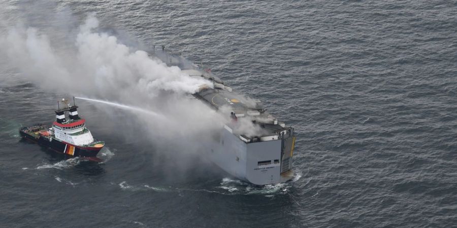 Der brennende Frachter «Fremantle Highway» in der Nordsee. Links im Bild ist der deutsche Notschlepper «Nordic» zu sehen, der das Feuer auf dem Frachter bekämpft.