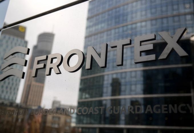 Die Unterzeichner wünschen sich ein verstärktes Vorgehen an den EU-Aussengrenzen. frontex schriftzug