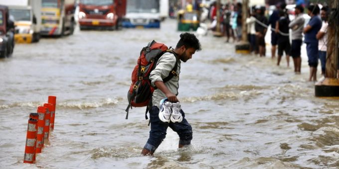 Ein starker Regenfall überflutete die Strassen der indischen Stadt Bangalore im September 2022: Die Auswirkungen des Klimawandels in Asien sind besonders stark. klimawandel asien folgen
