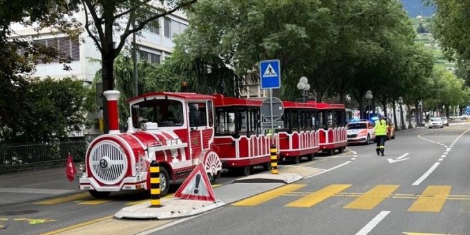 Von diesem Touristenzug wurde die Frau beim Überqueren eines Fussgängerstreifens in Sitten erfasst. Von diesem Touristenzug wurde die Frau beim Überqueren eines Fussgängerstreifens in Sitten erfasst.