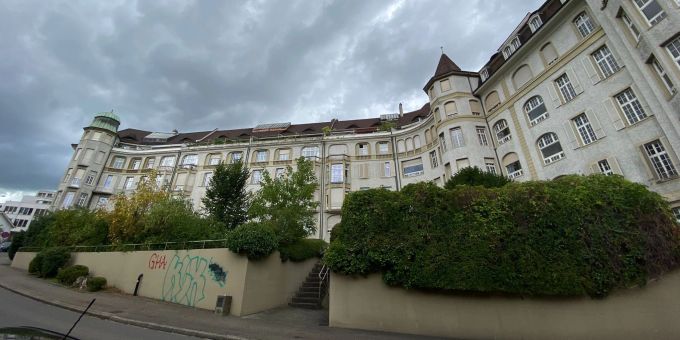 Stolz, aber sanierungsbedürftig: Das Gebäude-Ensemble oberhalb der Birsigstrasse in Basel. onlinereports
