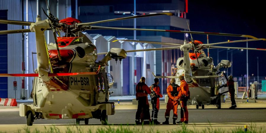 Zwei Hubschrauber der Küstenwache, die an der Rettungsaktion auf dem Schiff «Fremantle Highway» beteiligt sind, am Flughafen Den Haag.