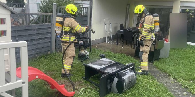 Brand in Siebnen SZ - Nachbar kühlt Gasgrill mit Wasserschlauch
