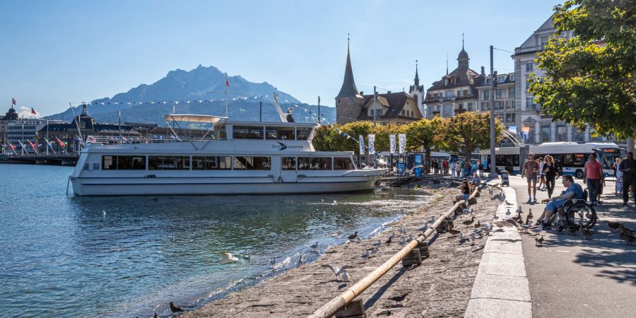 Die Seepromenade in der Stadt Luzern mit Ausblick auf die Altstadt in der Stadt Luzern.