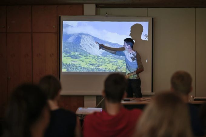 Andreas Huwiler, Geologe vom Amt für Naturgefahren, spricht zu einer historischen Fotografie zu Brienz GR. (26. Mai) Andreas Huwiler