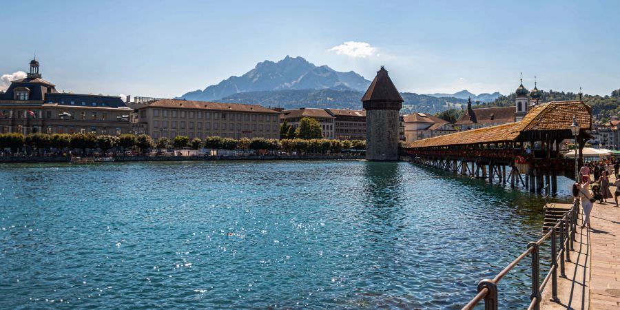 Die Kappelbrücke mit Ausblick auf den Pilatus in der Stadt Luzern.