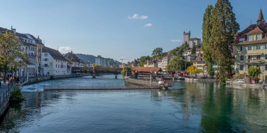 Der Ausblick auf die Reuss und das Kleinwasserkraftwerk in der Stadt Luzern.