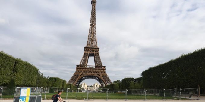 Der Park Champ de Mars in Paris. paris touristin