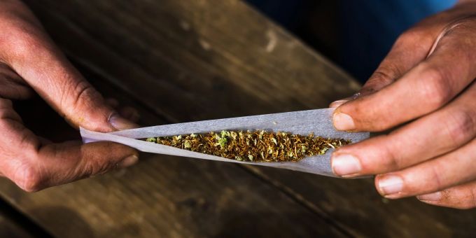 Berlin - Gutachter sehen Grenzen bei Cannabis-Legalisierung