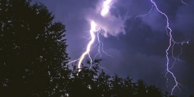 Blitze zerreissen den Himmel während eines heftigen Gewitters. Blitze Gewitter Himmel