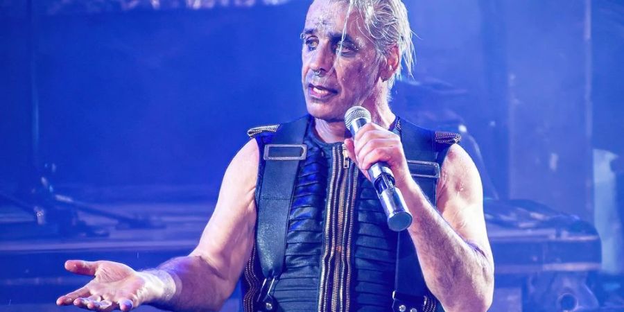 Rammstein-Frontmann Till Lindemann dichtet derzeit einige Textpassagen um.