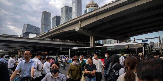 Kreuzung im zentralen Geschäftsviertel von Peking. Chinas wirtschaftliche Erholung verliert weiter an Schwung. Kreuzung im zentralen Geschäftsviertel von Peking. Chinas wirtschaftliche Erholung verliert weiter an Schwung.