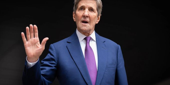 Der US-Klimabeauftragte John Kerry ist zu Besuch in Peking. Der US-Klimabeauftragte John Kerry ist zu Besuch in Peking.