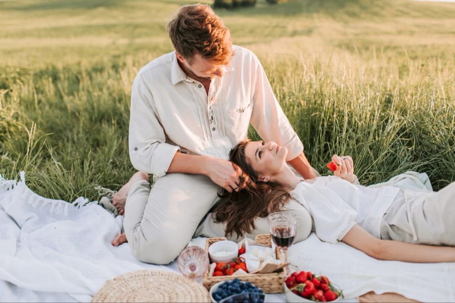 Ein Paar macht Picknick