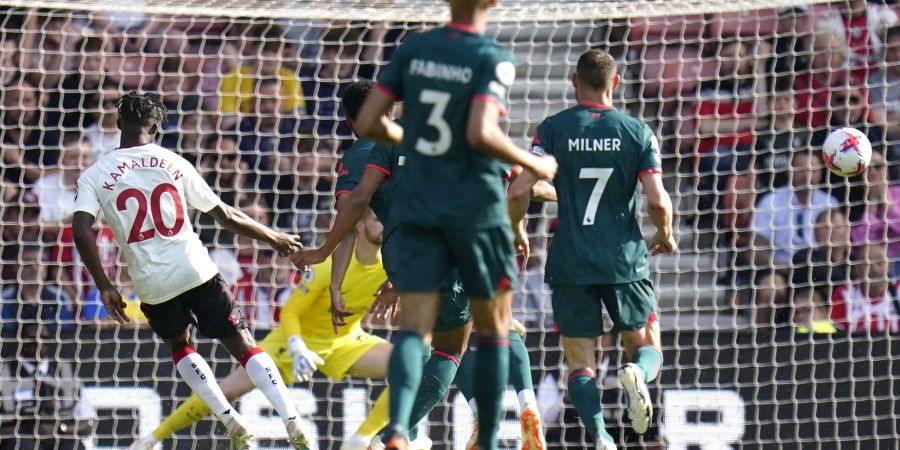 Kamaldeen Sulemana (l) vom FC Southampton trifft zum zwischenzeitlichen 3:2 für Southampton gegen den FC Liverpool.