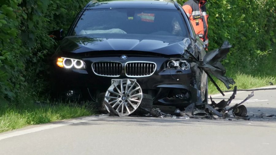 Beim Unfall wurden alle drei Insassen des Autos, das in Richtung Bülach unterwegs war, verletzt.