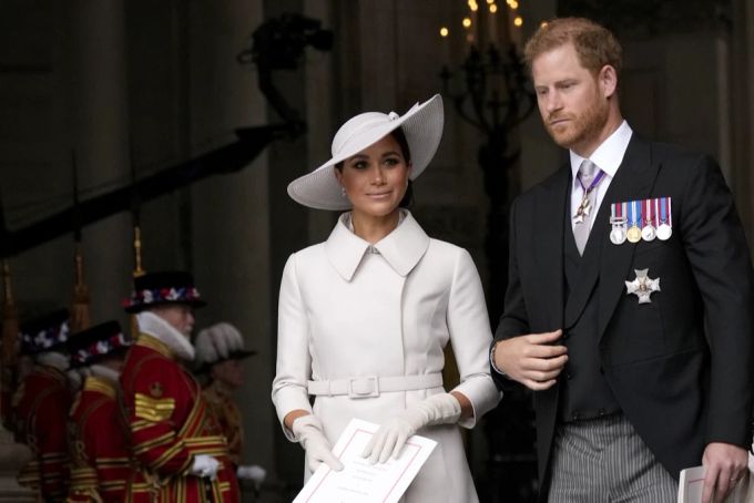 Prinz Harry und Meghan Markle scheinen auch bei einem früheren London-Besuch nicht sonderlich zufrieden zu sein. Prinz Harry