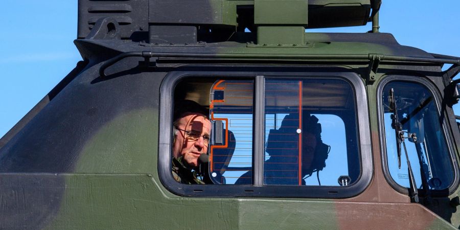 Boris Pistorius beim Besuch der Streitkräftebasis der Bundeswehr in Mahlwinkel.