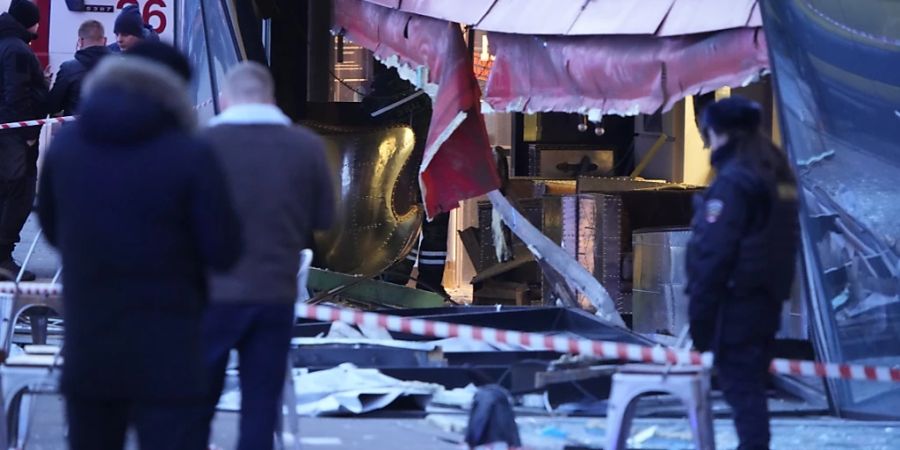 Russische Ermittler und Polizisten stehen am Tatort nach einer Explosion in einem Cafe. Ein russischer Kriegsberichterstatter ist am Sonntag bei einer Explosion in einem Cafe im Zentrum der russischen Ostseemetropole Sankt Petersburg ums Leben gekommen. Foto: ---/AP/dpa