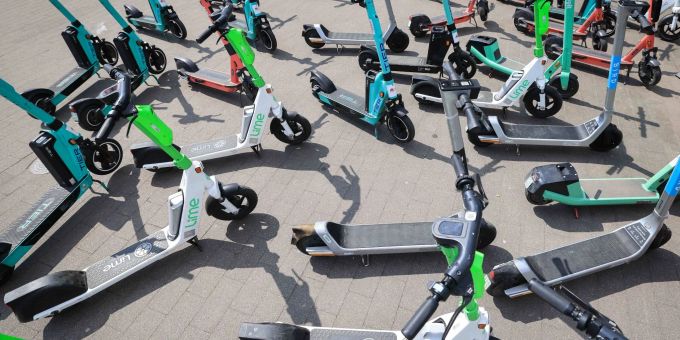Kreuz und quer: So ein Bild mögen einige im Kopf haben, wenn sie an E-Scooter denken. Allerdings kann es auch mit korrekt abgestellten Gefährten zu Unfällen kommen. Kreuz und quer: So ein Bild mögen einige im Kopf haben, wenn sie an E-Scooter denken. Allerdings kann es auch mit korrekt abgestellten Gefährten zu Unfällen kommen.