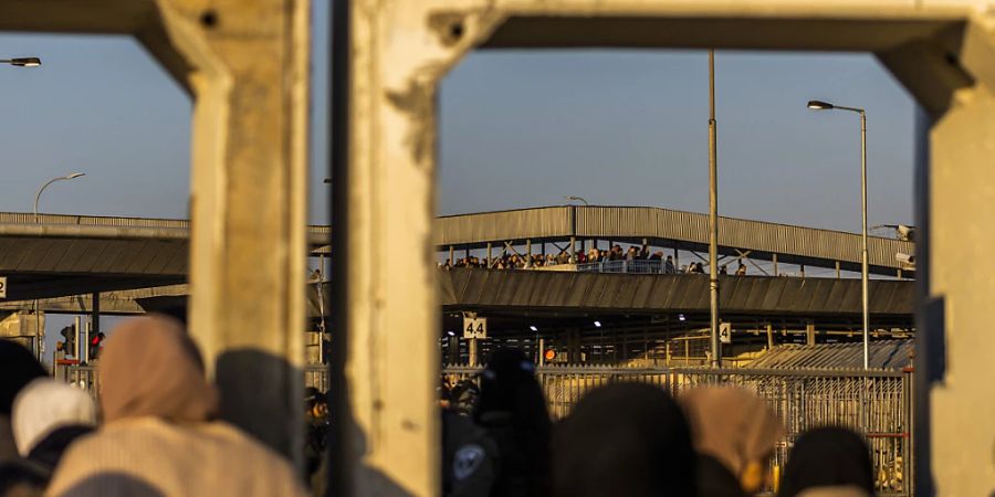 Palästinensische Gläubige passieren den Kontrollpunkt Qalandia in Jerusalem, um am vierten Freitagsgebet des heiligen Monats Ramadan in der Al-Aqsa-Moschee in der Jerusalemer Altstadt teilzunehmen. Foto: Ilia Yefimovich/dpa