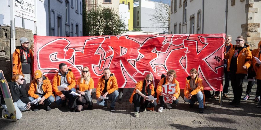 Die Gewerkschaft NGG fordert unter anderem ein 13. Monatsgehalt für Lieferando-Fahrer.