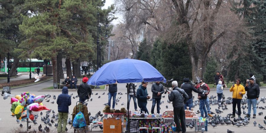 Menschen vergnügen sich in einem Park in der kasachischen Stadt Almaty.