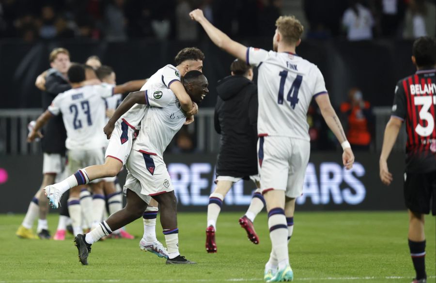 Die Spieler des FC Basel jubeln über den Sieg im Viertelfinal der Conference League gegen Nizza.