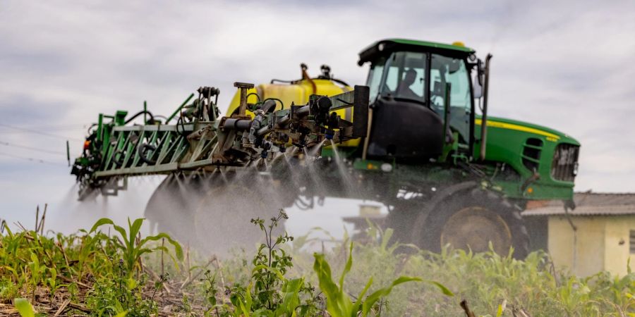 Düngemittel-Einsatz in der Landwirtschaft. Die weltweiten Ammoniak-Emmissionen gehen fast ausschliesslich auf den Agrarsektor zurück.