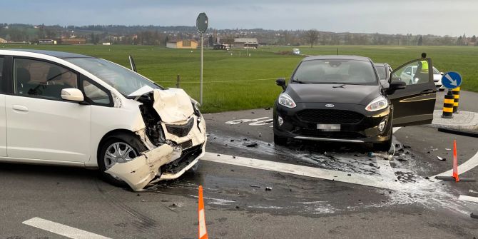 Bei der Kollision wurde eine Autofahrerin verletzt.