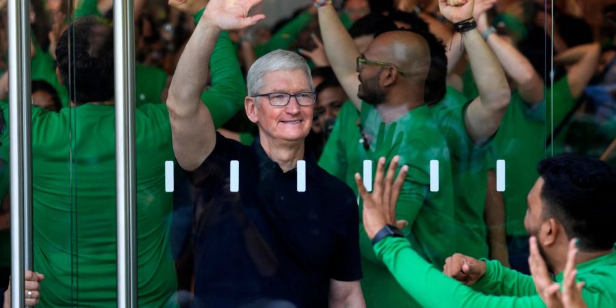 Tim Cook, CEO von Apple, winkt bei der Eröffnung des ersten Flagship-Stores von Apple Inc. in Mumbai.