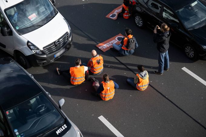 So Brutal Gingen Autofahrer Auf Klimakleber In Berlin Los | Nau.ch