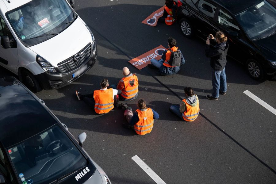 Aktivisten blockieren am Montagmorgen die A100 in Berlin.