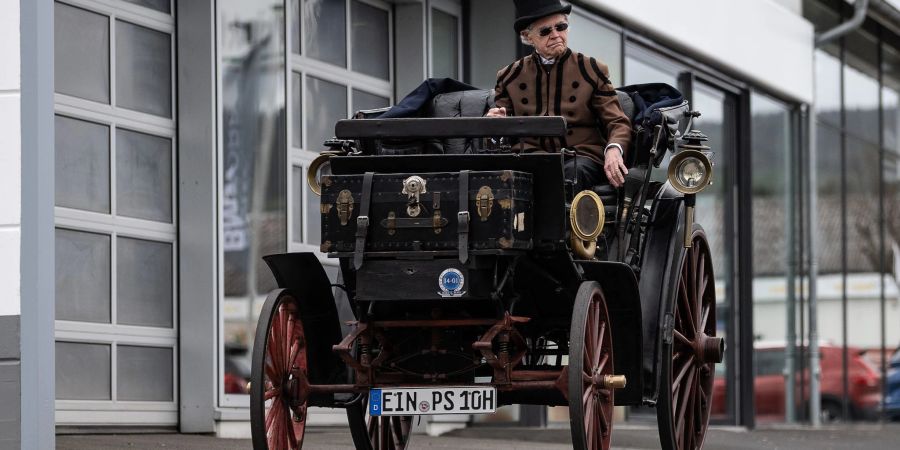 Besitzer Karl-Heinz Rehkopf kommt mit seiner Benz Victoria Nummer 99 zur Tüv-Hauptuntersuchung.