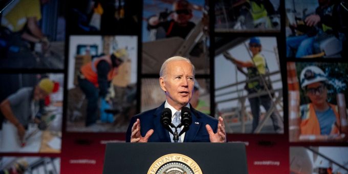 US-Präsident Joe Biden tritt 2024 wieder an - und wird wohl von seinem Vorgänger Donald Trump herausgefordert. US-Präsident Joe Biden tritt 2024 wieder an - und wird wohl von seinem Vorgänger Donald Trump herausgefordert.