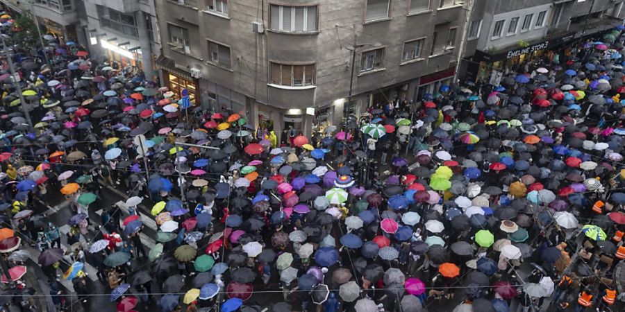 Menschen nehmen an einem von der Opposition angeführten Protest in Belgrad teil. Foto: Marko Drobnjakovic/AP