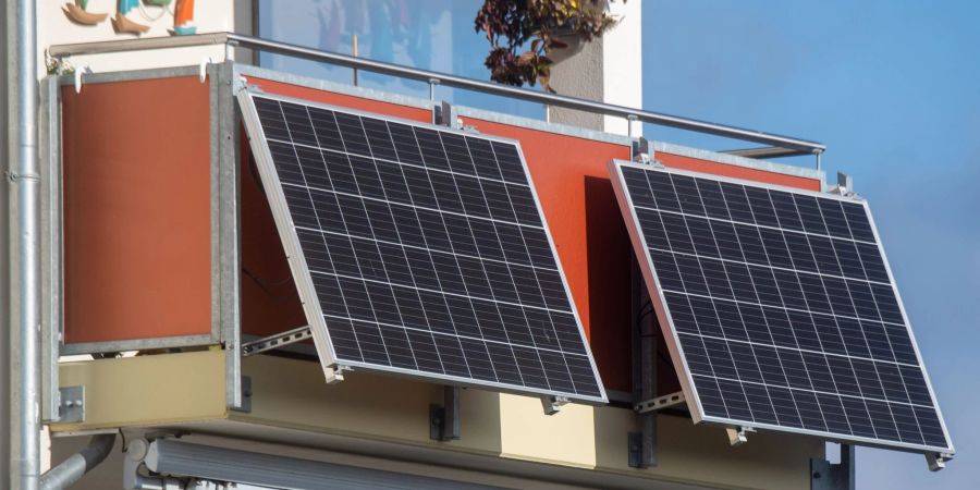 Noch müssen die Mitglieder einer Eigentümergemeinschaft der Mini-Solaranlage auf dem Balkon nicht zustimmen. Doch ein geplantes Gesetz dürfte das ändern.