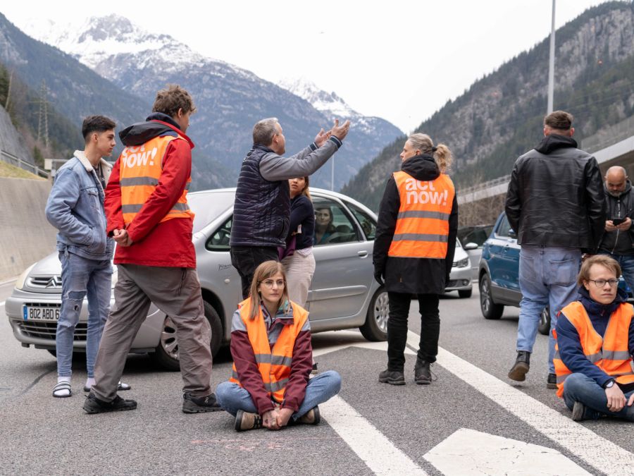 Ein Autofahrer ist ausser sich, weil «Renovate» an Ostern die A2 beim Gotthard blockiert.