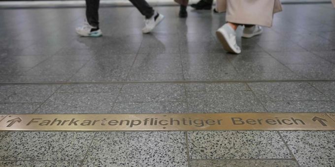 Die Landesregierungen von Berlin und Bremen hatten bei der Justizministerkonferenz im vergangenen Juni einen Antrag zur Entkriminalisierung des Fahrens ohne Fahrschein eingereicht. Die Landesregierungen von Berlin und Bremen hatten bei der Justizministerkonferenz im vergangenen Juni einen Antrag zur Entkriminalisierung des Fahrens ohne Fahrschein eingereicht.