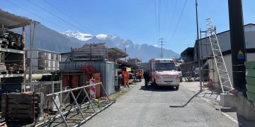 Zizers: Gerüstturm kippt um und verletzt Arbeiter