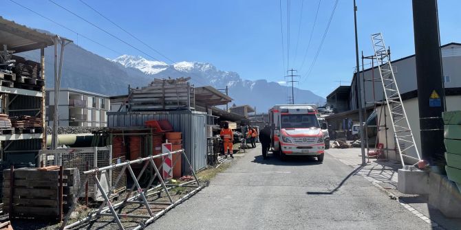 Zizers: Gerüstturm kippt um und verletzt Arbeiter