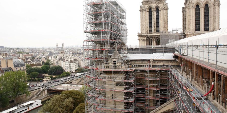 Nach dem verheerenden Brand: Die Querschiffe der Kathedrale Notre-Dame in Paris werden von zwei neuen Gerüsten überragt.